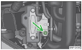 Skoda Citigo. Abb. 115 Motorraum: Massepunkt des Motors