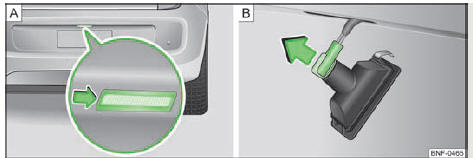 Skoda Citigo. Abb. 123 Glühlampe für Kennzeichenleuchte wechseln