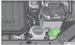 Skoda Citigo. Abb. 101 Motorraum: Scheibenwaschwasserbehälter