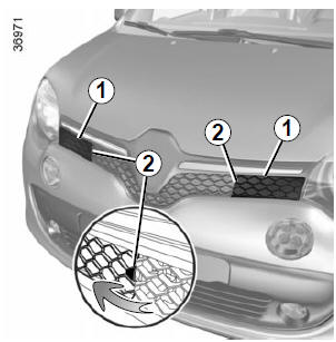 Renault Twingo. Entriegeln des Sicherheitshakens der Motorhaube